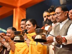 मुख्यमंत्री श्री विष्णुदेव साय ने भगवान राजीव लोचन एवं कुलेश्वरनाथ महादेव मंदिर में की पूजा अर्चना : महानदी महाआरती में हुए शामिल, छत्तीसगढ़ की समृद्धि की प्रार्थना की