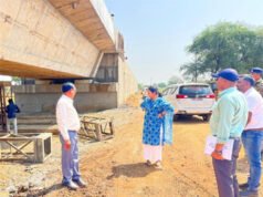 कलेक्टर ने बेरला विकासखंड के दूरस्थ ग्रामों में प्रधानमंत्री ग्राम सड़क योजना अंतर्गत निर्माणाधीन पुल एवं सड़कों का किया सघन निरीक्षण