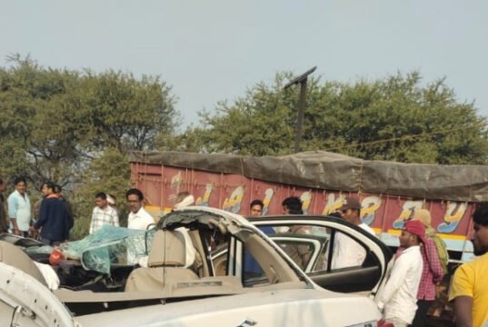 हाईवे पर कार की ट्रक से भीषण टक्कर, चार जवानों की हुई मौत, एक गंभीर रूप से घायल