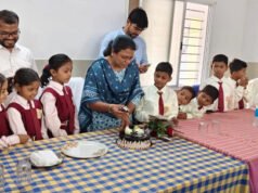 कलेक्टर लीना मंडावी ने बैगा आवासीय विद्यालय में बच्चों संग मनाया जन्मदिन, केक भी काटा