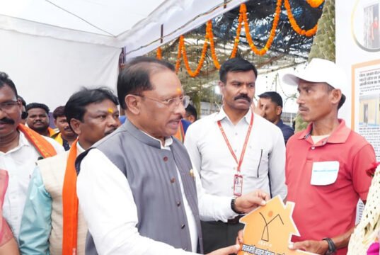 सिलगेर के माड़वी कोसा ने अपने हाथों से बनाया अपना घर, मुख्यमंत्री ने सौंपी खुशियों की चाबी