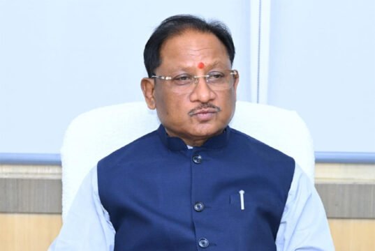 आम जनता से शालीनता से पेश आएं अधिकारी – मुख्यमंत्री