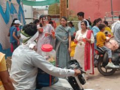 अक्षय तृतीया पर सेवा की मिसाल: अग्रवाल महिला मंडल ने राहगीरों को पिलाया शीतल शरबत