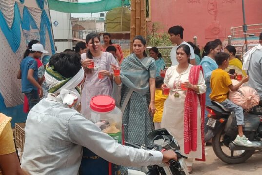 अक्षय तृतीया पर सेवा की मिसाल: अग्रवाल महिला मंडल ने राहगीरों को पिलाया शीतल शरबत