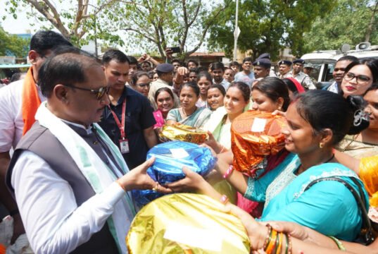 गांव की चौपाल में दिखी मुख्यमंत्री की सादगी और संवेदनशीलता