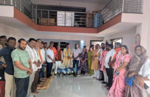 शोक संतप्त परिवार को सांत्वना देने पहुंचे सांसद विजय बघेल एवं विधायक ईश्वर साहू