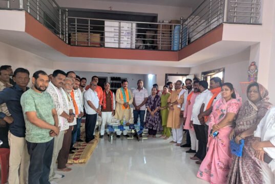 शोक संतप्त परिवार को सांत्वना देने पहुंचे सांसद विजय बघेल एवं विधायक ईश्वर साहू