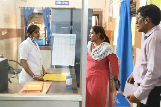 खण्डसरा स्वास्थ्य केंद्र का कलेक्टर ने किया औचक निरीक्षण, स्वास्थ्य सेवाओं में सुधार के दिए निर्देश