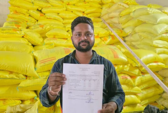 खरीफ सीजन में किसानों को समय पर मिल रही खाद, सखौली के किसान कमलेश ने जताया संतोष