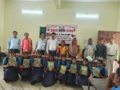 स्कूल प्रवेश उत्सव के दिन बदहाल दिखी व्यवस्थाएं, बच्चों के हाथों में थमाई गई झाड़ू शौचालयों में गंदगी, पेयजल संकट और अव्यवस्थाओं ने खोली दावों की पोल