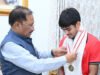अंडर-18 एशिया कप विजेता हॉकी खिलाड़ी अवि मानिकपुरी ने मुख्यमंत्री श्री विष्णुदेव साय से की सौजन्य भेंट