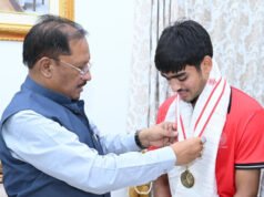 अंडर-18 एशिया कप विजेता हॉकी खिलाड़ी अवि मानिकपुरी ने मुख्यमंत्री श्री विष्णुदेव साय से की सौजन्य भेंट