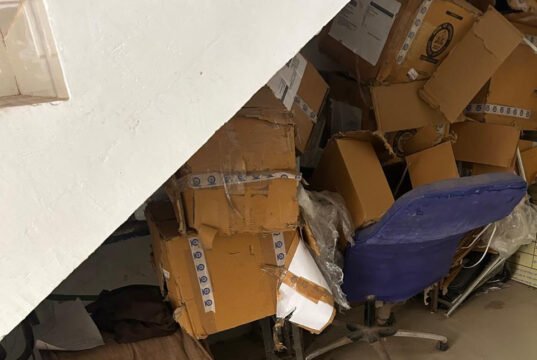 तहसील कार्यालय परिसर में स्वच्छता व्यवस्था बदहाल, शौचालय से उठ रही बदबू