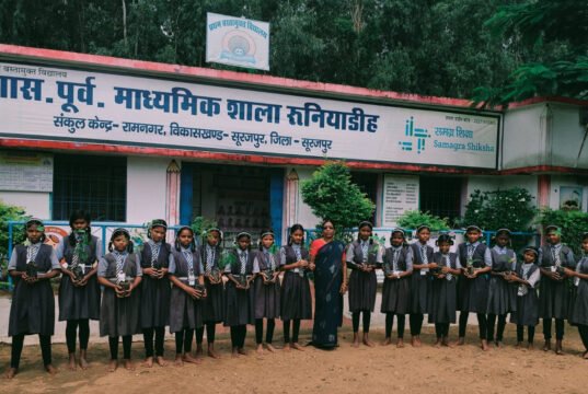 एक पेड़ माँ के नाम अभियान के तहत विद्यार्थियों ने दिया पर्यावरण संरक्षण का संदेश