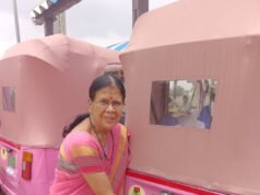 नया रायपुर के राखी गांव में पिंक ऑटो वाली दीदियों को पर्यावरण संरक्षण के लिए नई कपड़े की थैलियों का वितरण किया