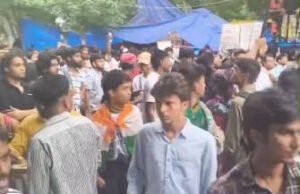 जंतर-मंतर पर युवाओं का प्रदर्शन जारी, बड़ी संख्या में जुटे प्रदर्शनकारी