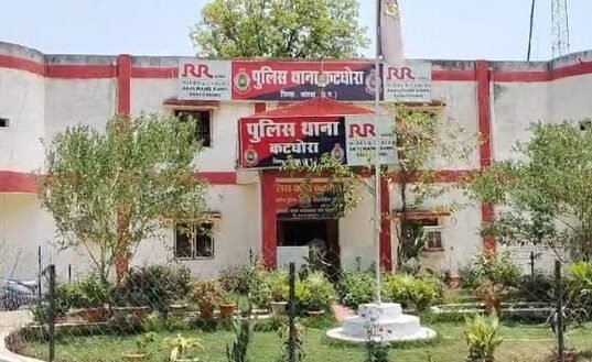 कार में युवती को देख भड़की पत्नी, शिक्षक पति की उंगली काटने का आरोप; पुलिस ने दर्ज किया मामला