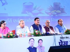 श्री दयाल दास बघेल, माननीय मंत्री खाद्य, नागरिक आपूर्ति एवं उपभोक्ता संरक्षण विभाग एवं सचिव, छत्तीसगढ़ शासन, श्रीमती रीना बाबा साहेब कंगाले विभागीय गतिविधियों एवं उपलब्धियों पर आज छत्तीसगढ संवाद के आडिटोरियम (अटल नगर, नवा रायपुर) में प्रेस कॉन्फ्रेंस को संबोधित करते हुए