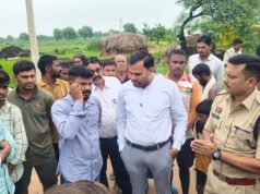 मुक्तिधाम मार्ग की बदहाली को लेकर ग्रामीणों ने किया चक्काजाम