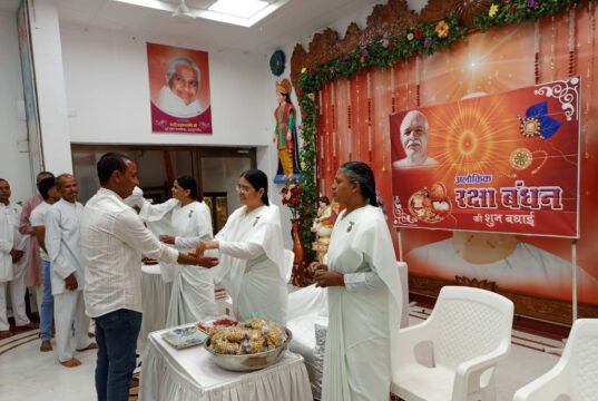 प्रजापिता ब्रह्माकुमारी बहनों ने बांधी राखी, दिया सकारात्मक जीवन का संदेश