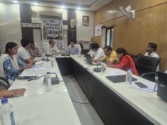 कुरूद की ग्राम पंचायतों में योजनाओं और विकास कार्यों का आयुक्त श्री तारन प्रकाश सिन्हा ने किया निरीक्षण