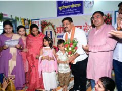 फूल लेकर आए नन्हे कदम, उप मुख्यमंत्री ने बच्चों को गोद में उठाया, बच्चों की मासूमियत ने जीता दिल