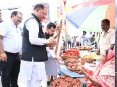 सड़क किनारे पसरे पर अचानक पहुंचे मुख्यमंत्री श्री विष्णु देव साय, मीरा के पसरे से खरीदा ‘आशीर्वाद का दीया’