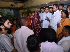 बाढ़ पीड़ितों के बीच पहुंचे राजस्व मंत्री श्री टंक राम वर्मा