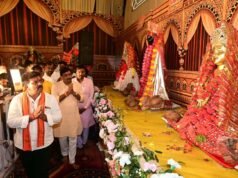 देवी पंडाल बने जनसमस्या निवारण के केंद्र, उप मुख्यमंत्री श्री विजय शर्मा ने मां दुर्गा के चरणों में बैठकर सुनीं ग्रामीणों की समस्याएं