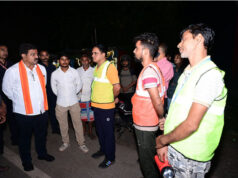 कवर्धा-बेमेतरा मार्ग पर पशुओं को देख उप मुख्यमंत्री श्री विजय शर्मा ने अधिकारियों को लगाई फटकार