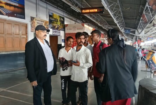 दक्षिण पूर्व मध्य रेलवे, रायपुर मंडल में दुर्ग स्टेशन पर किलाबंदी टिकट चेकिंग (Fortress check) के दौरान कुल 246 मामलों से 1,59,870 रुपए राजस्व प्राप्त हुआ
