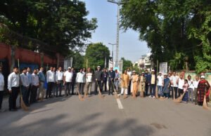 राज्यपाल श्री डेका ने गांधी जयंती पर की साफ-सफाई