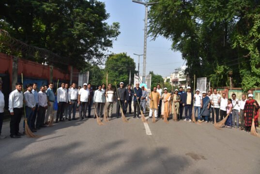 राज्यपाल श्री डेका ने गांधी जयंती पर की साफ-सफाई