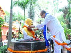 नशा मुक्त भारत के संकल्प के साथ राज्यपाल डेका ने की पदयात्रा