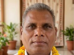 मुंगेली भाजपा के वरिष्ठ विधायक एवं पूर्व मंत्री पूर्ण लाल मोहल्ले के चचेरे भाई अधीन मोहल्ले सहित उनके गांव के ही बबलू बघेल एवं भाटापारा के निवासी गंगाराम जो कि अपने रिश्तेदारी में दशरंगपुर आए हुए थे का 15 अक्टूबर गुरुवार को सड़क दुर्घटना में दुखद निधन हो गया उल्लेखनीय है कि तीनों ही सुबह की सैर के लिए निकले थे तभी बिलासपुर से मुंगेली की ओर जा रही है तेज रफ्तार पिकअप वाहन ने उन्हें जबरदस्त ठोकर मार दी और ठोकर इतनी जबरदस्त थी कि बबलू बघेल एवं गंगाराम की घटना स्थल पर ही मौत हो गई वहीं बुरी तरह से घायल अधीर मोहल्ले की जिला अस्पताल ले जाते समय रास्ते में ही मौत हो गई जिला अस्पताल के डॉक्टरों ने जरूरी औपचारिकताएं पूरी कर तीनों के शव परिवार जनों को सौंप दिए इस दौरान पूरा अस्पताल परिसर पार्टी के कार्यकर्ताओं तथा परिवार जनों एवं ग्राम वासियों से भरा पड़ा था उल्लेखनीय है कि अधीन मोहल्ले काफी मिलनसार एवं सरल स्वभाव के व्यक्ति थे तथा हमेशा ही पुनु लाल के साथ रहा करते थे उनकी अंतिम यात्रा में बड़ी संख्या में ग्रामवासी रिश्तेदार एवं पार्टी के कार्यकर्ता पहुंचे थे