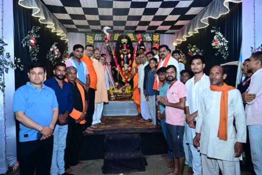 नवरात्रि पर उप मुख्यमंत्री श्री विजय शर्मा ने पिपरिया में विभिन्न दुर्गा उत्सव समितियों के पंडालों में पहुंचकर की पूजा-अर्चना