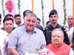 विधानसभा अध्यक्ष डॉ. रमन सिंह को जन्मदिन की बधाई देने पहुंचे पर्यटन मंत्री श्री राजेश अग्रवाल
