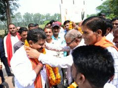 गन्ने का मूल्य 425 रुपये प्रति क्विंटल होने पर किसानों में उत्साह एवं खुशी, उप मुख्यमंत्री श्री विजय शर्मा को शक्कर की बोरियों से तौलकर जताया आभार
