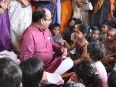 “बच्चों के अंदर अपना बचपना ढूंढता हूं…”